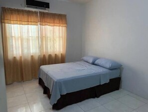 2 habitaciones, escritorio, tabla de planchar con plancha y wifi 