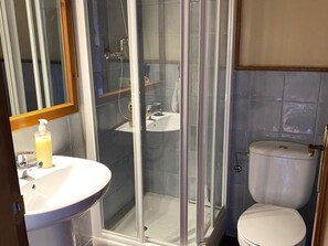 A bathroom with a glass-enclosed shower, a sink, and a toilet. - Townhouse 3 rooms Pool, Fireplace, Garden & Dryer (Palau-de-Cerdagne)