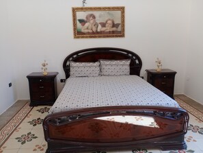 2 bedrooms, iron/ironing board, bed sheets