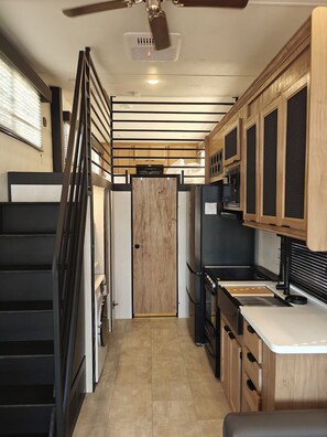 Fridge, microwave, oven, stovetop - Kings Ferry site 12 Timberwolf RV, Riverside in Wonderful Richmond Hill  (Richmond Hill)