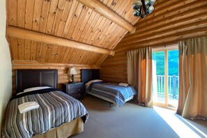 5 bedrooms, iron/ironing board, WiFi, bed sheets