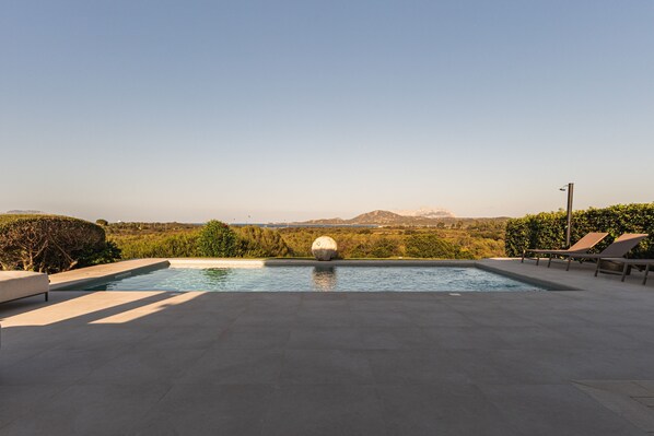 Ein Pool mit Blick auf die Berge im Hintergrund.