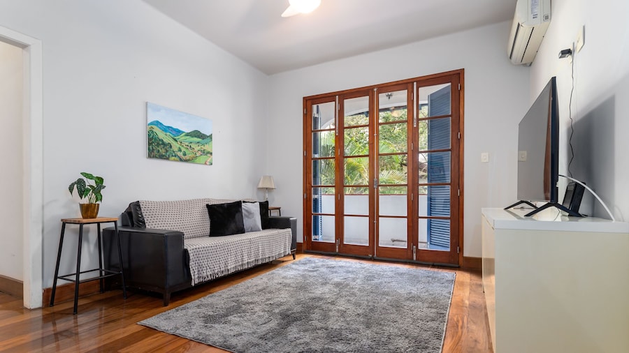 Close to the Underground and 10 Minutes From the Beach Mfb302