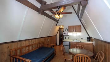 Mini-KĂŒhlschrank, Mikrowelle, Herdplatte, Kochgeschirr/Geschirr/Besteck