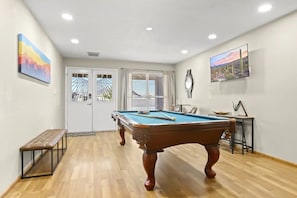 Game room - Large Pool, Near State Farm STDM and Many Entertainment Districts! (Peoria)