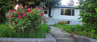 East Burnaby Tent Site: Near Transit & Hwy with Wi-Fi, Laundry, Deck & More