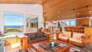 Una televisión, una chimenea, un reproductor de DVD, una oficina