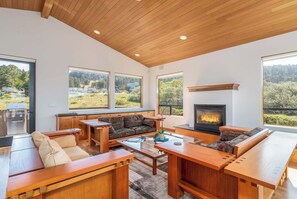 TV, fireplace, DVD player - Ocean Retreat | BBQ, Hot Tub & Ocean Views (Sea Ranch)