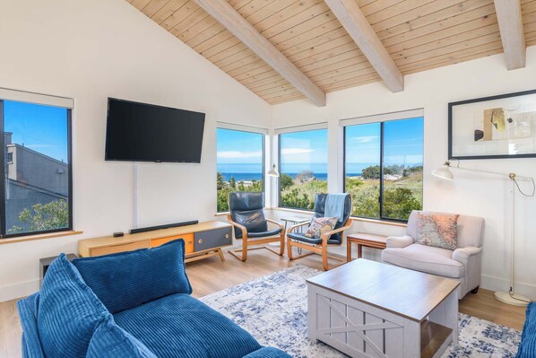TV, fireplace, stereo, offices - Sea Drifter – Stunning Home for 6 in Sea Ranch (Sea Ranch)