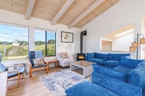 TV, fireplace, stereo, offices - Sea Drifter – Stunning Home for 6 in Sea Ranch (Sea Ranch)