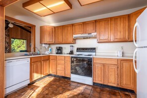 Fridge, microwave, oven, stovetop - Albatross House | Ocean View | Hot Tub (Sea Ranch)