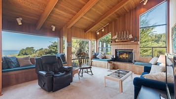 Una televisión, una chimenea, un reproductor de DVD