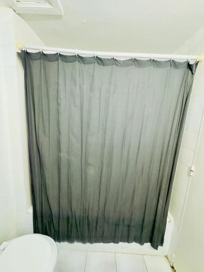 Toallas, jabón, shampoo, papel higiénico