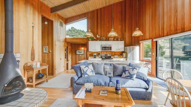 Ein gemütliches Wohnzimmer mit Kamin, einer Couch und einem Couchtisch.