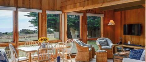 Televisie, een open haard en een dvd-speler