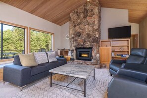 Televisie en een open haard