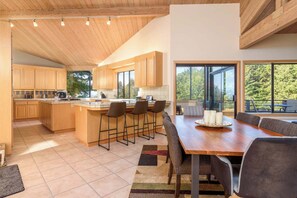 Dining - Riverview | Sleeps 10! (Sea Ranch)