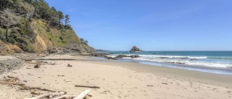 Una spiaggia nelle vicinanze