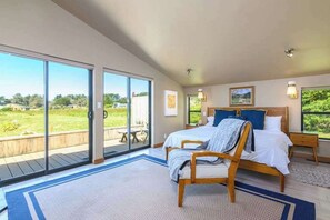 2 bedrooms, desk, iron/ironing board, WiFi - Sea Myst | Private Hot Tub (Sea Ranch)