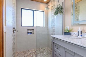 Douche, séchoir à cheveux, serviettes fournies, shampooing