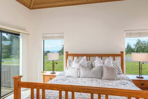 2 bedrooms, desk, iron/ironing board, WiFi