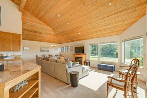 Fernseher, Kamin, DVD-Player