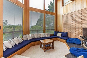 Télévision, cheminée, lecteur de DVD, chaîne hi-fi