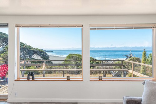 Ocean Bungalow | Tesla EV Station & Near Trails!