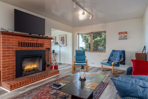 Een televisie en een open haard