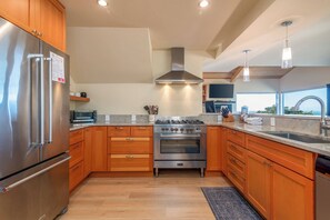 Fridge, microwave, oven, stovetop - The Sixpence | Beach Access | Hot Tub (Sea Ranch)