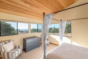 3 bedrooms, iron/ironing board, WiFi, bed sheets - The Sixpence | Beach Access | Hot Tub (Sea Ranch)
