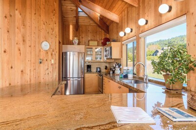 Kabella | Pet Friendly w/ Hot Tub!