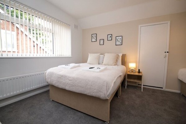4 bedrooms, desk
