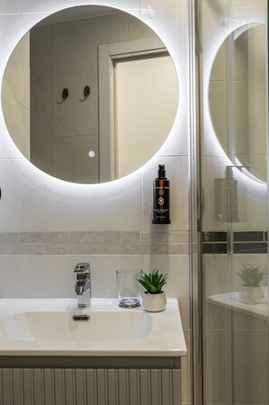 Dusche, Haartrockner, Handtücher