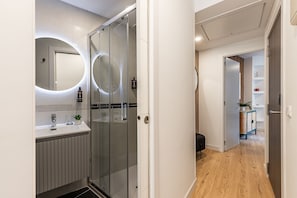 Shower, hair dryer, towels