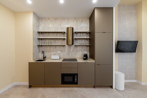 Réfrigérateur, micro-ondes, plaque de cuisson, lave-vaisselle