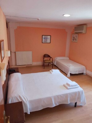 Chambre Triple, 3 lits une place, balcon