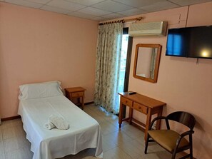 Enkeltrom, balkong, byutsikt | Skrivebord for bærbar PC, strykejern/-brett og wi-fi (inkludert)