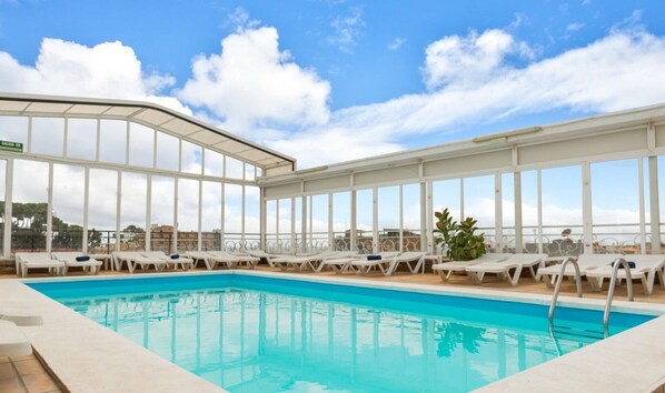 Piscine couverte, piscine extérieure, chaises longues