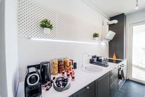 Fridge, microwave, oven, stovetop - Smart Home - Gloria Apartment by Avenue with AC, WiFi in welcoming Timișoara (Timișoara)