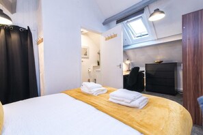 1 habitación, tabla de planchar con plancha, wifi y ropa de cama