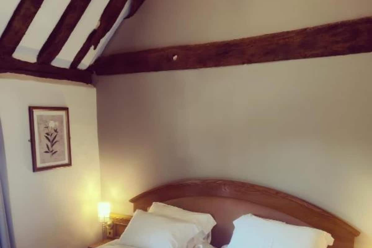 Standard Twin Room | Desk, iron/ironing board, bed sheets