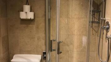 Habitación doble Deluxe, 1 cama matrimonial | Baño | Amenidades de baño gratuitas, toallas, papel de baño