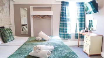 Escritorio y ropa de cama