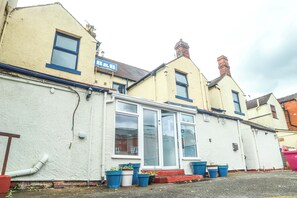 Front of property - OYO Meadows Way Guest House (Uttoxeter)