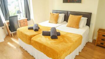 Phòng 4 Tiêu chuẩn | Bàn, bộ trải giường