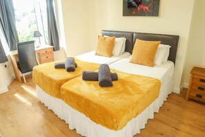 Standard Quadruple Room | Desk, bed sheets - OYO Meadows Way Guest House (Uttoxeter)