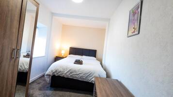 Standard Single Room | Desk, bed sheets