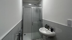 Standard Double Room, Shared Bathroom | Bathroom - OYO High Street Buckie (Buckie)