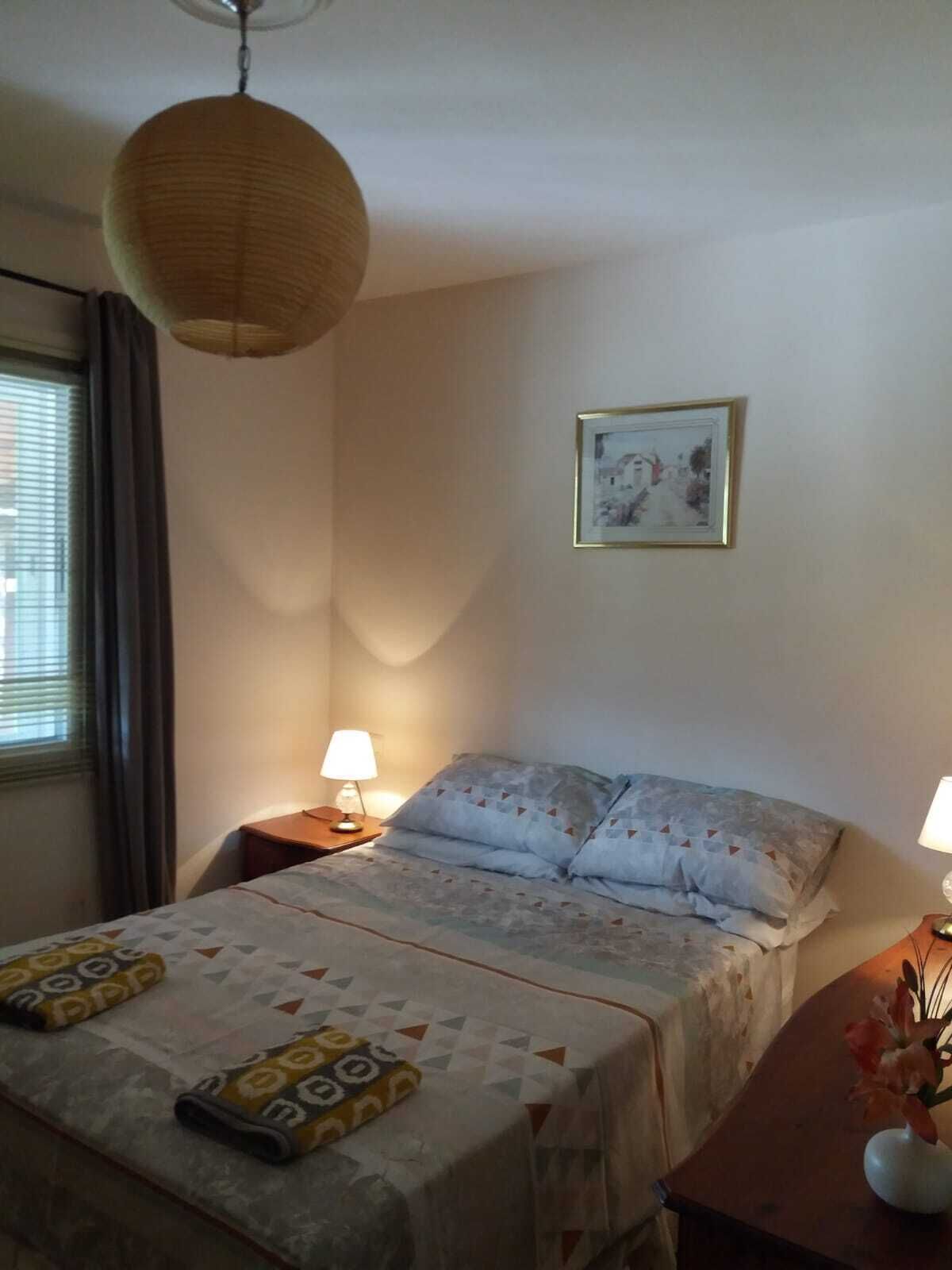 3 slaapkamers, een strijkplank/strijkijzer, reisbedje, gratis wifi